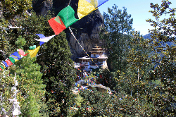 mit Gebetsfahnen geschmückter Tempel in Bhutan